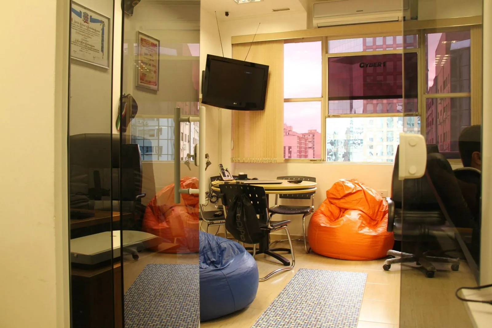 Sala de reuniões da Cyber1 na Avenida Paulista, com o logótipo Cyber1 na janela