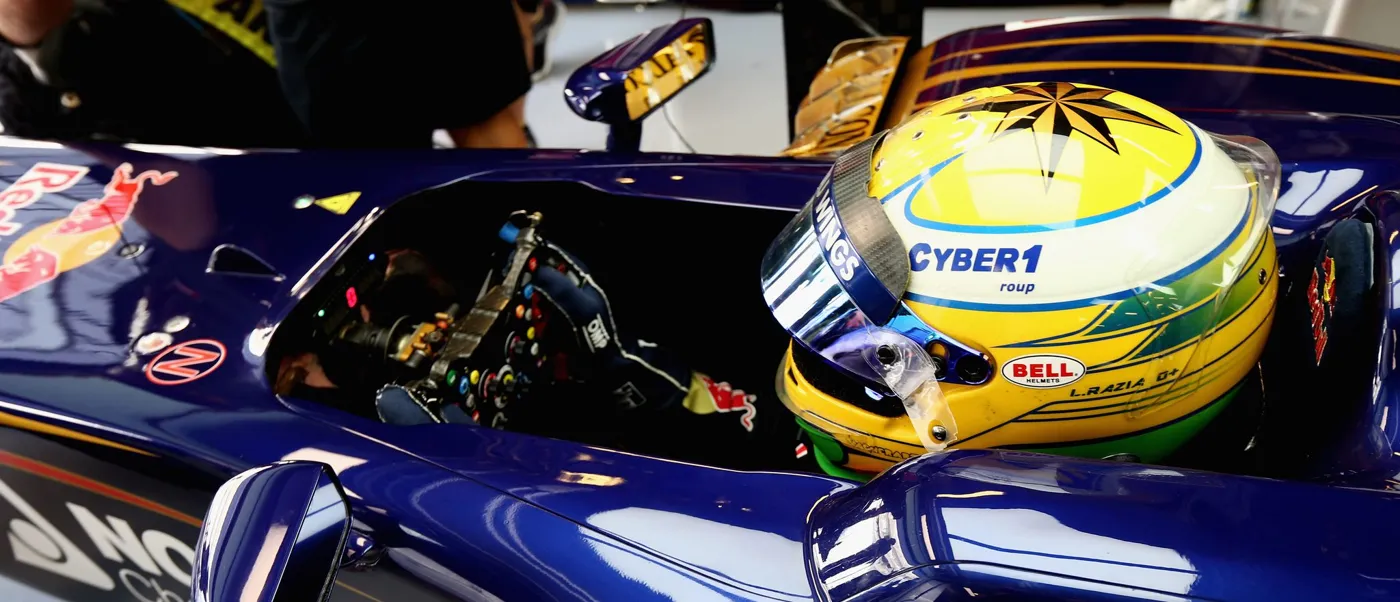 Carro de Fórmula 1 com o logótipo Cyber1 no capacete do piloto