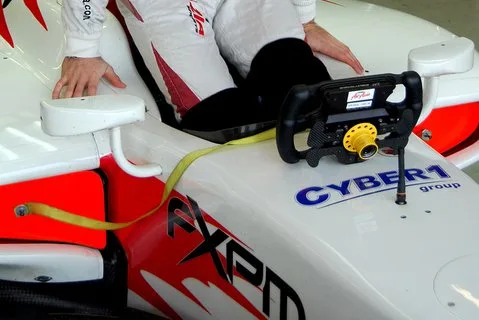 Carro da GP2 com o logótipo Cyber1 group
