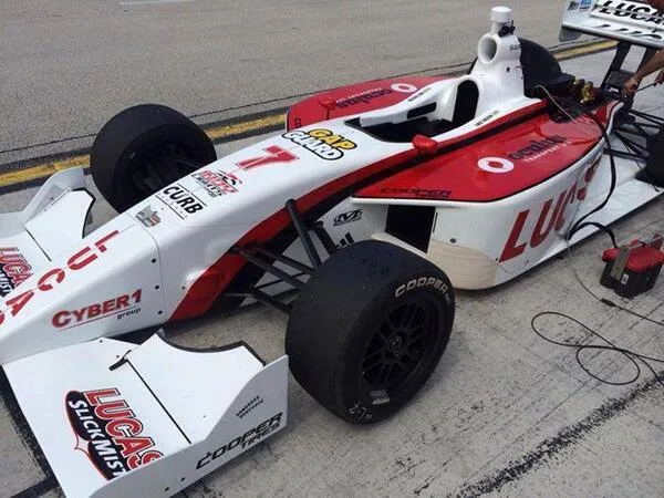 Carro da Indy com o logótipo Cyber1 group